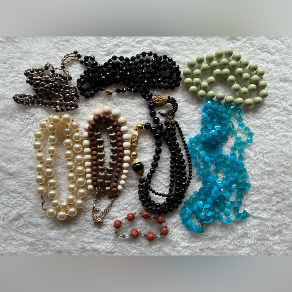 Group of beaded necklaces and bracelet, lot - ALL WEARABLE